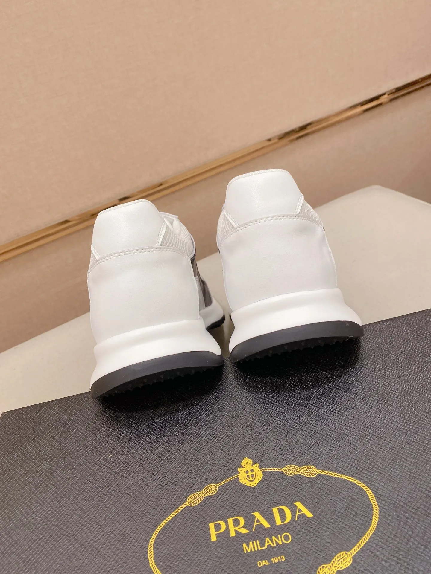 Factory price 462💰 The new PRADA (Prada) counters are launched simultaneously, new men's shoes, 😘fabrics are selected from cowhide. Lining: Mesh lining. 👍🏿 High-end ☄️ air-cushion molded anti-slip rubber outsole, exquisite lines, simple and elegant, comfortable and high-end for leisure travel. Number of yards: 38 to 44. Can be ordered for 45 non-refundable